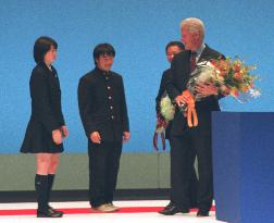 Clinton urges Japanese students to work for peace